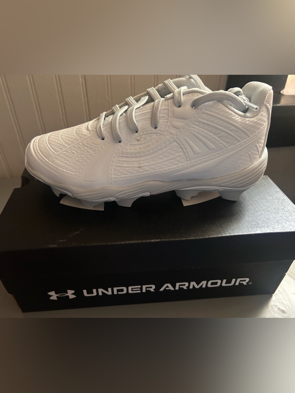 Under Armour White Kids Baseball Cleats Size 2y- New in Box